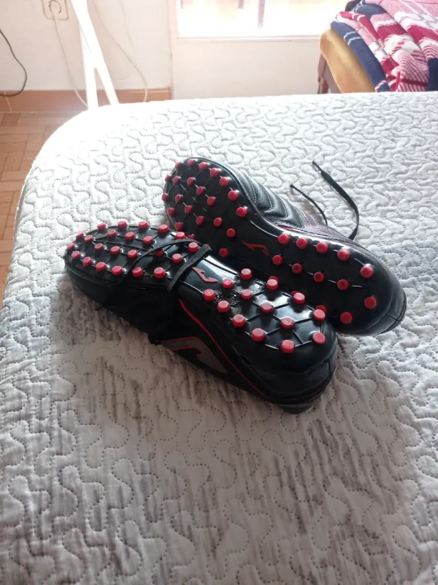 Botas de fútbol con tacos negras y rojas