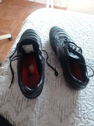 Botas de fútbol con tacos negras y rojas