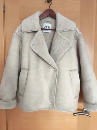 Cazadora Zara doble faz beige XS