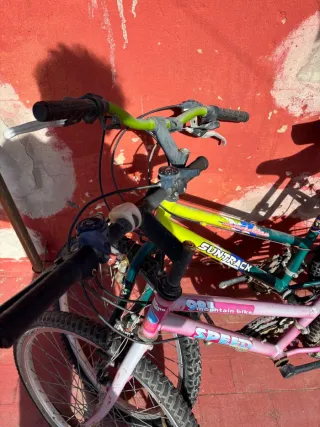 Dos bicicletas de montaña