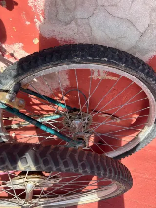 Dos bicicletas de montaña