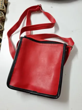 Bandolera coleccion Pucca Roja con etiquetas 15x18