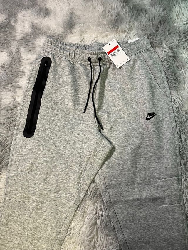 Pantalón Nike Tech Fleece Gris