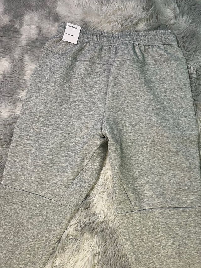 Pantalón Nike Tech Fleece Gris