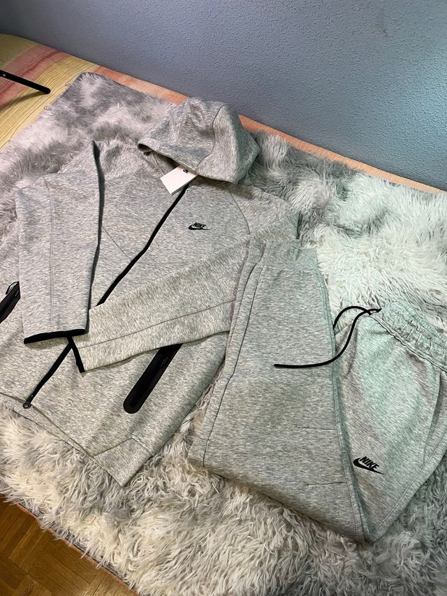 Pantalón Nike Tech Fleece Gris