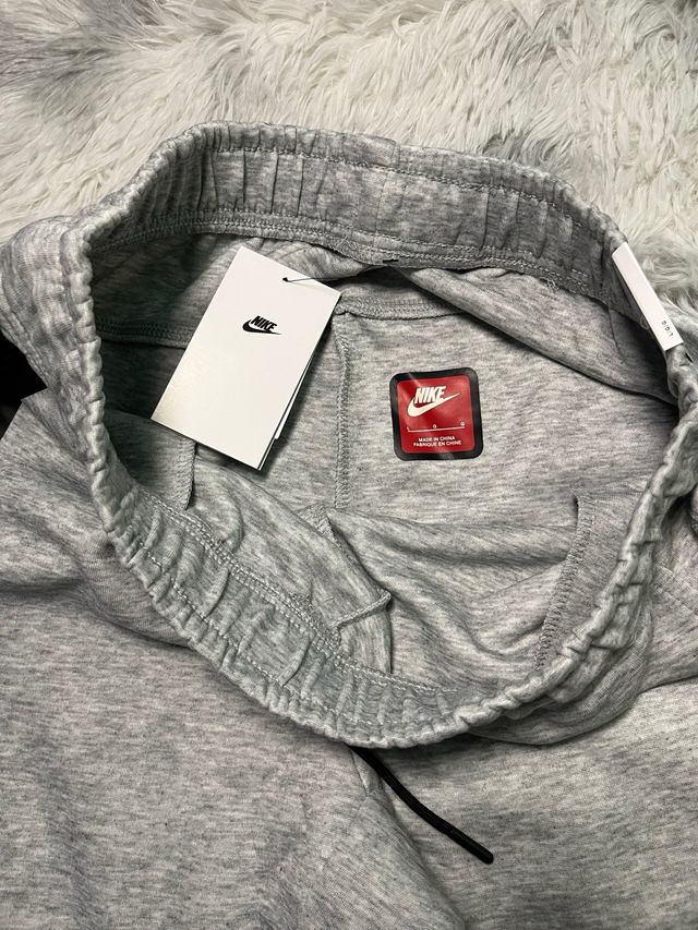 Pantalón Nike Tech Fleece Gris