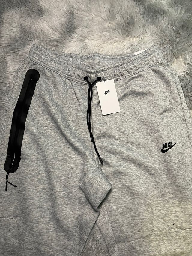 Pantalón Nike Tech Fleece Gris