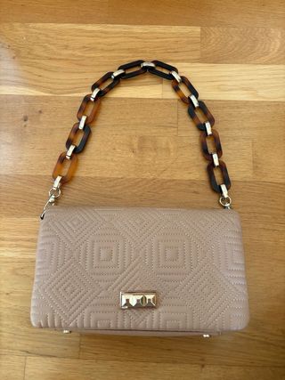 Bolso beige con cadena multicolor