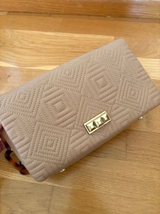 Bolso beige con cadena multicolor