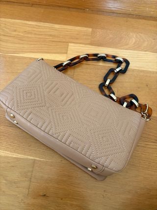 Bolso beige con cadena multicolor