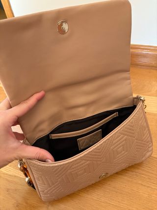 Bolso beige con cadena multicolor