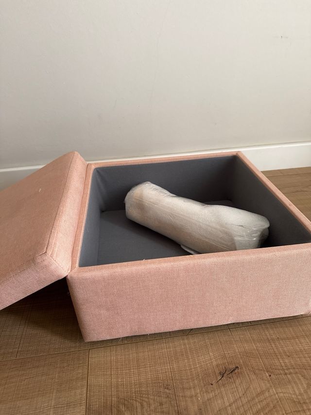 Puf con almacenaje y patas sin montar