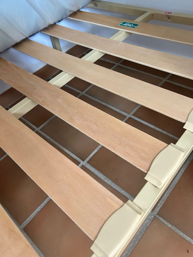 Somier y colchón sin manchas ni defectos