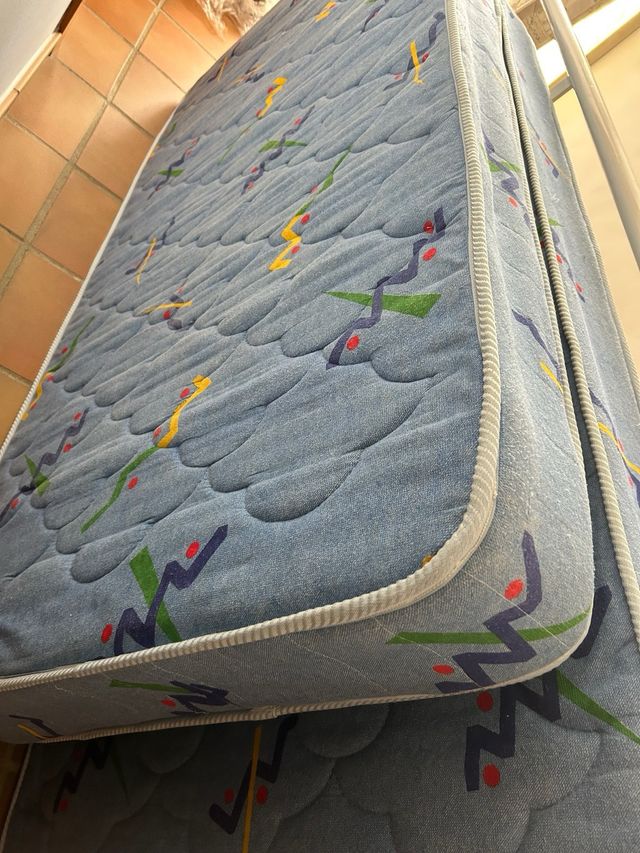 Somier y colchón sin manchas ni defectos