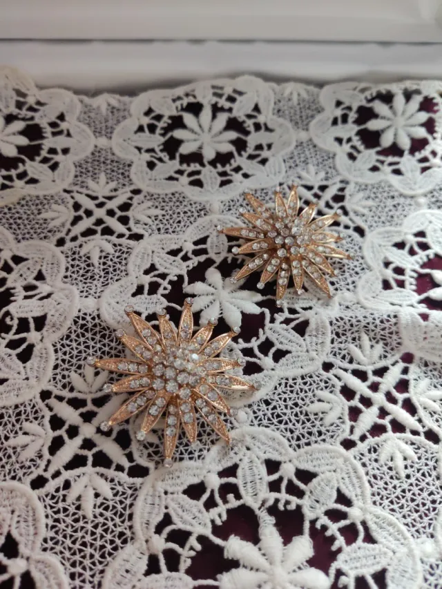 Conjunto de 2 broches estrella dorados