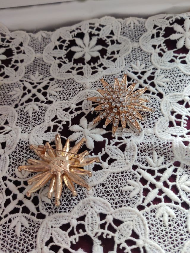 Conjunto de 2 broches estrella dorados