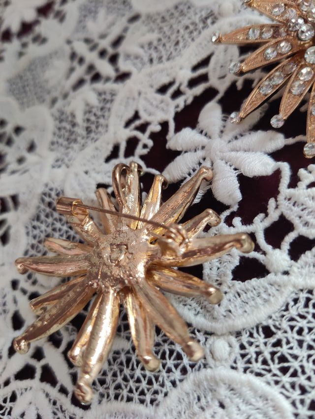 Conjunto de 2 broches estrella dorados