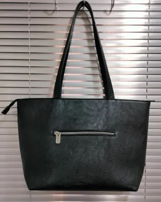 Bolso Kimmidoll  con tachuelas metálicas.