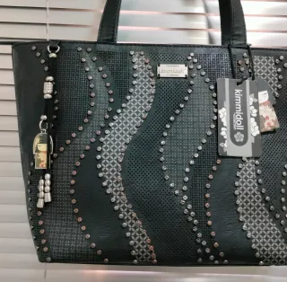 Bolso Kimmidoll  con tachuelas metálicas.