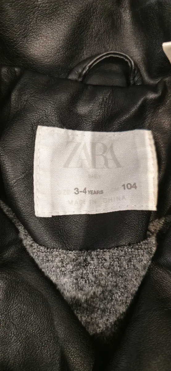 Chaqueta niño polipiel negra.
Talla 3-4 años.