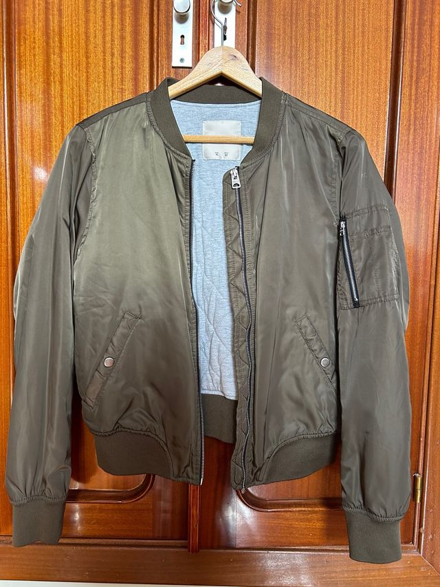 Chaqueta bomber color verde militar