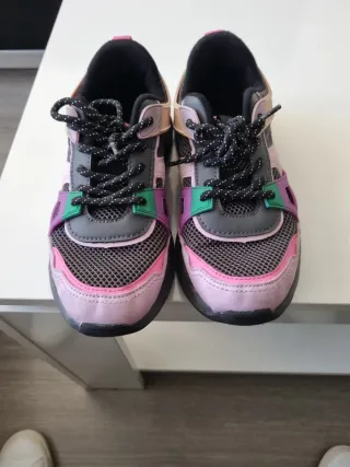 Zapatillas deportivas grises, verdes, rosas y mora