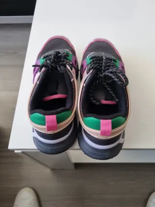 Zapatillas deportivas grises, verdes, rosas y mora