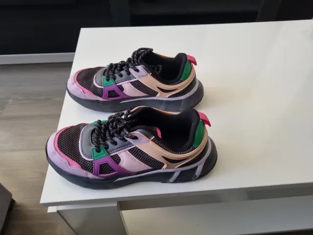 Zapatillas deportivas grises, verdes, rosas y mora