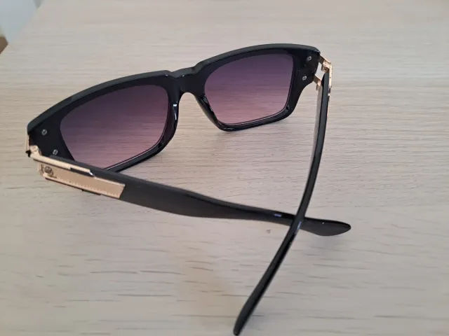 Gafas de Sol Negras y Doradas