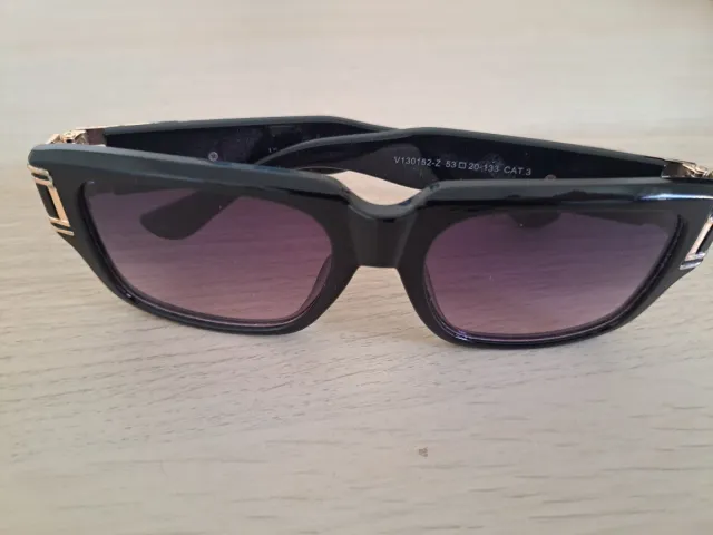 Gafas de Sol Negras y Doradas