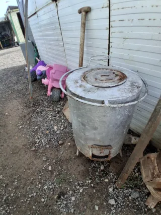 Estufa de leña redonda metálica