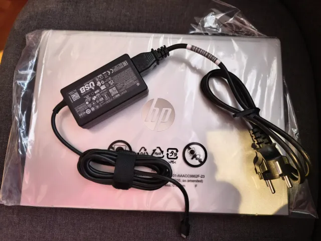 Portátil HP Plata con Cargador USB-C
