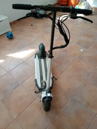 Patín Eléctrico Blanco y Negro