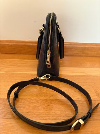 Bolso azul marino con cadena dorada