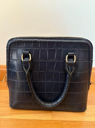 Bolso azul marino con cadena dorada