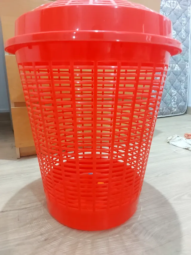 Cesto rojo para juguetes o ropa