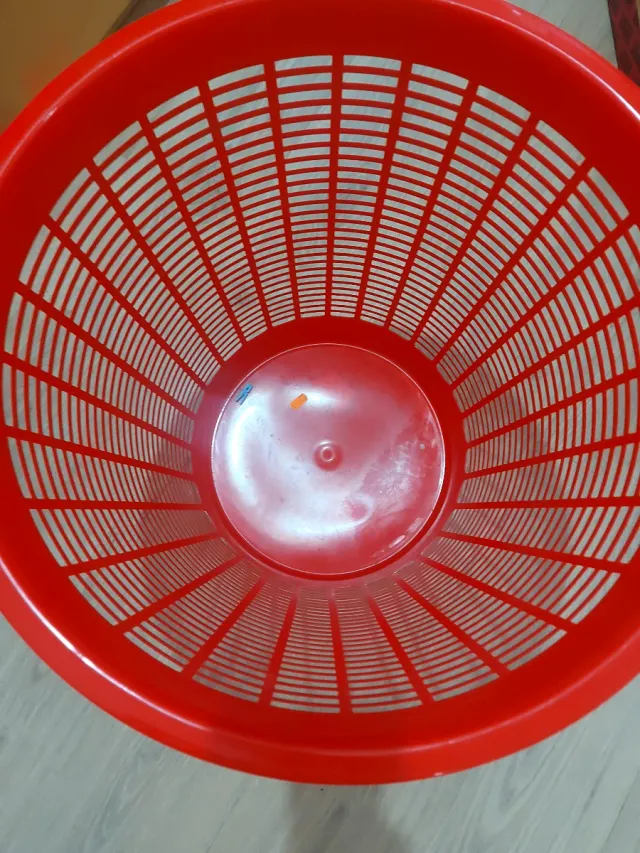 Cesto rojo para juguetes o ropa