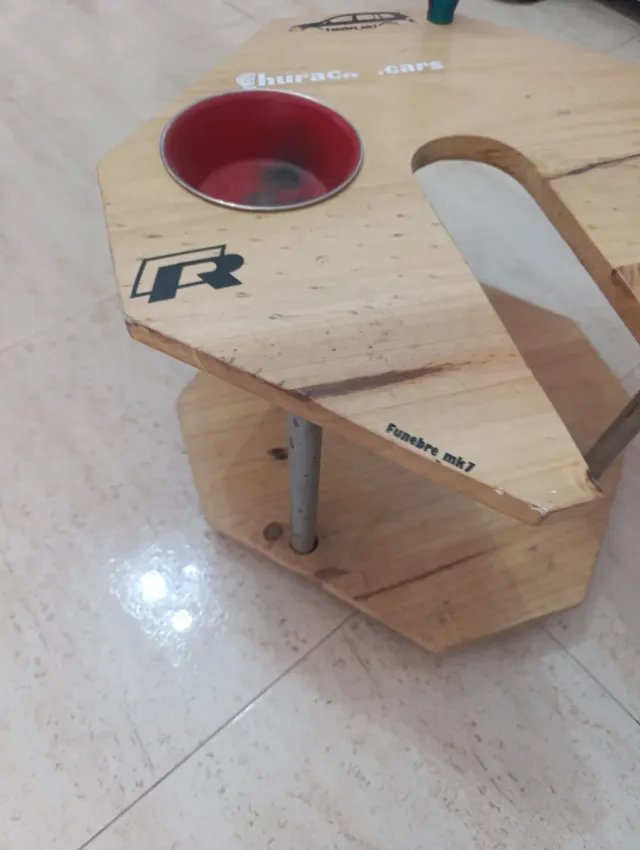 Mesa de madera con portavasos