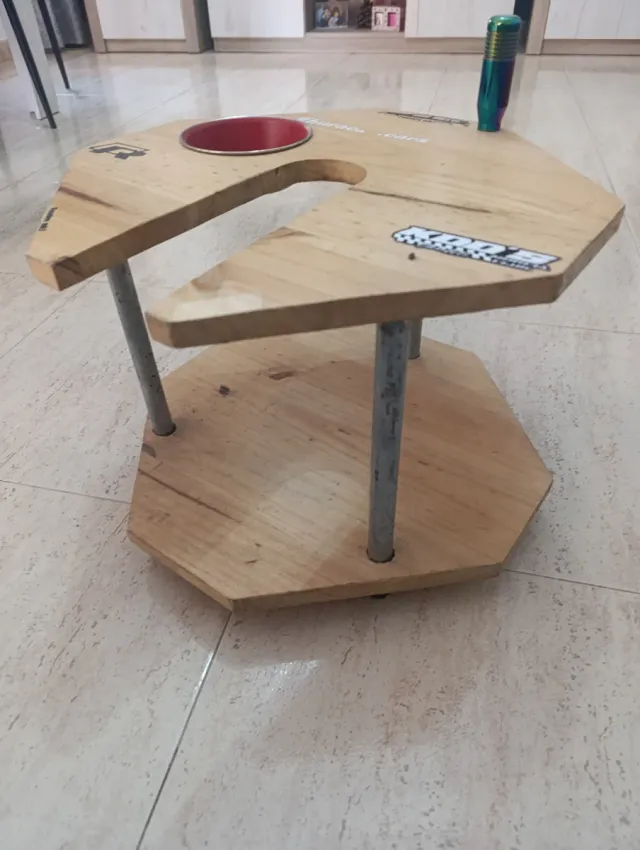 Mesa de madera con portavasos