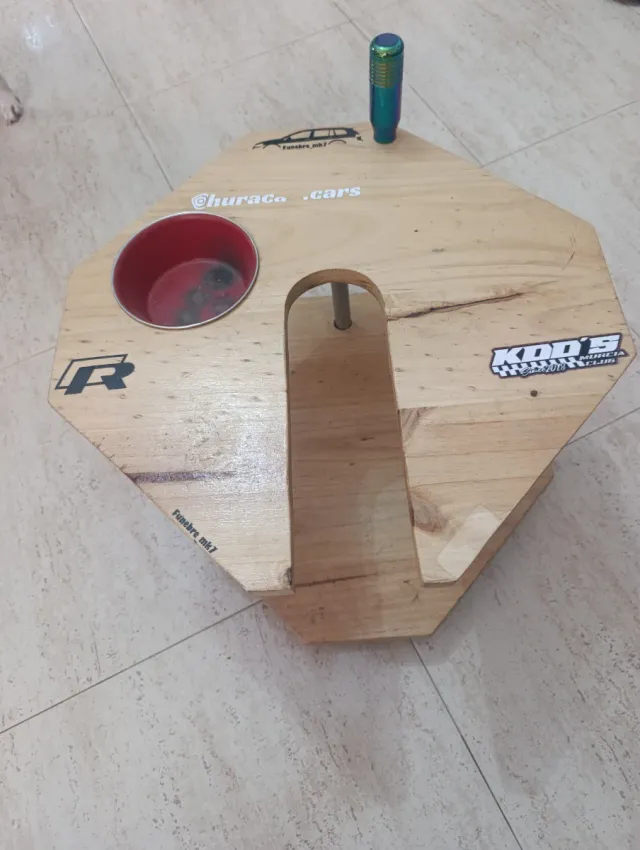 Mesa de madera con portavasos