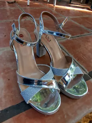 Zapatos de tacón plateados talla 39 + bolso plata