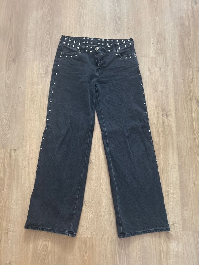 Pantalones vaqueros negros con tachuelas