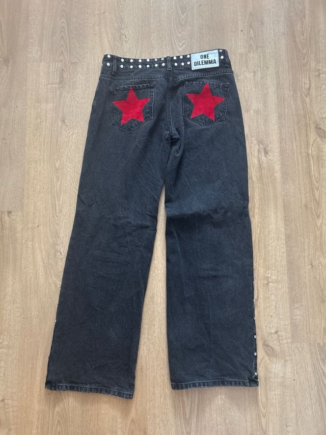 Pantalones vaqueros negros con tachuelas