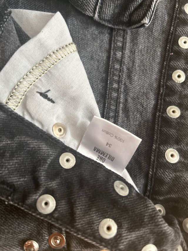 Pantalones vaqueros negros con tachuelas