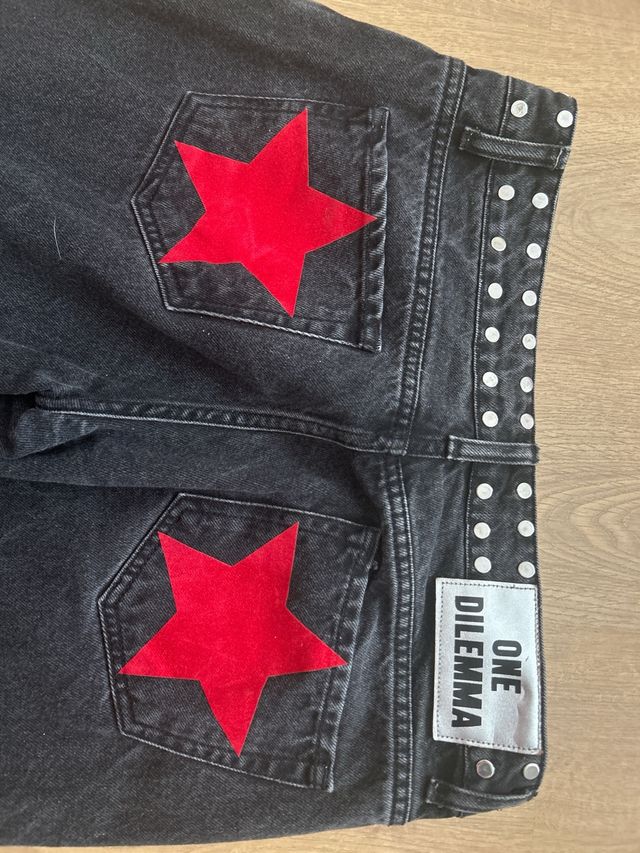 Pantalones vaqueros negros con tachuelas