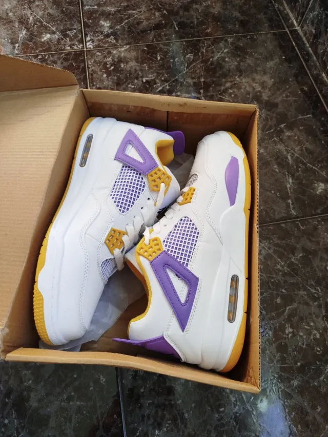 Deportivas Jordan Blancas y Moradas