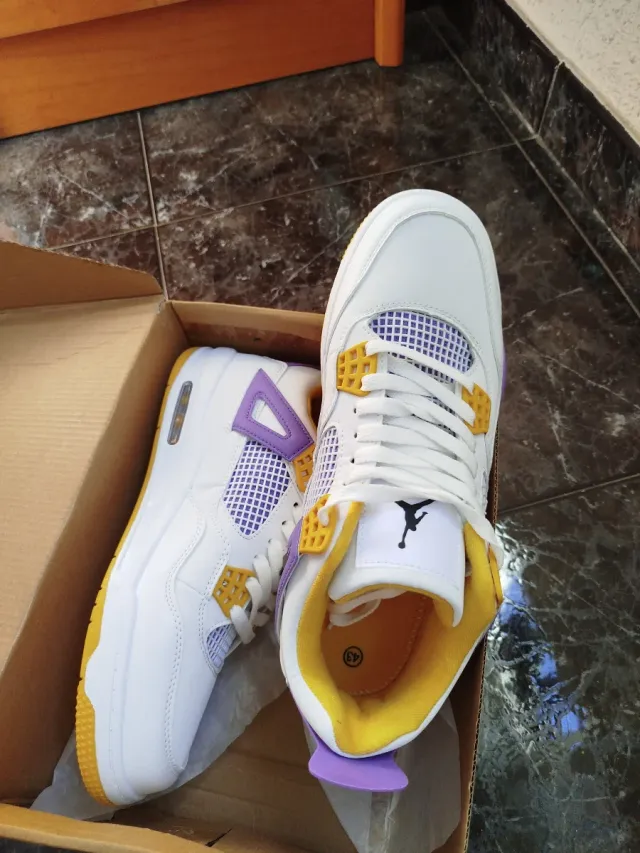 Deportivas Jordan Blancas y Moradas