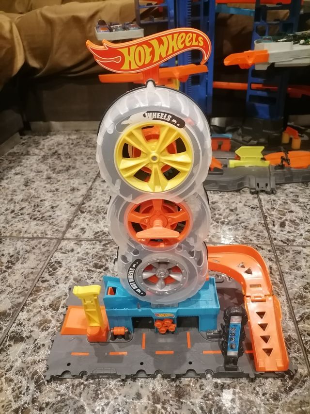 Parking hotwheels y tienda neumáticos