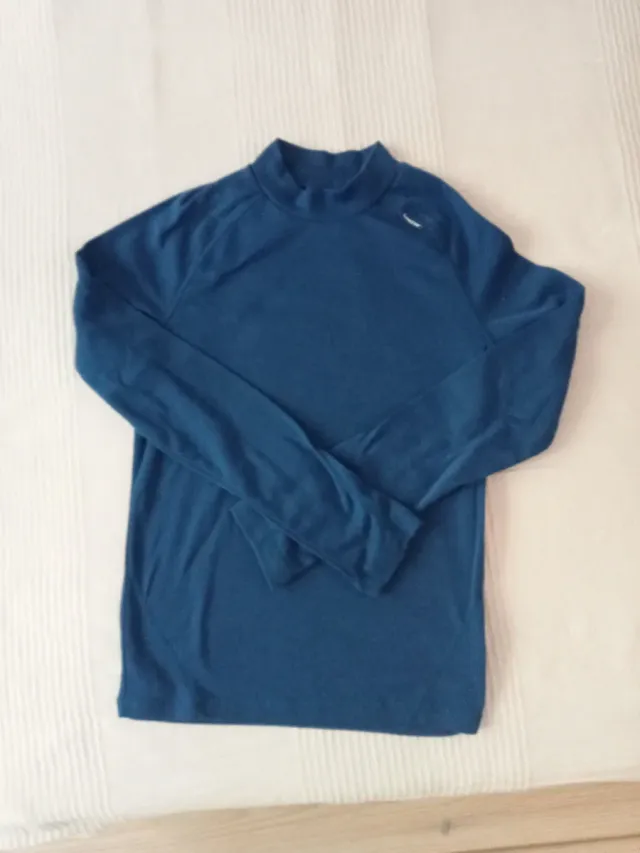 Camiseta polar azul cuello alto