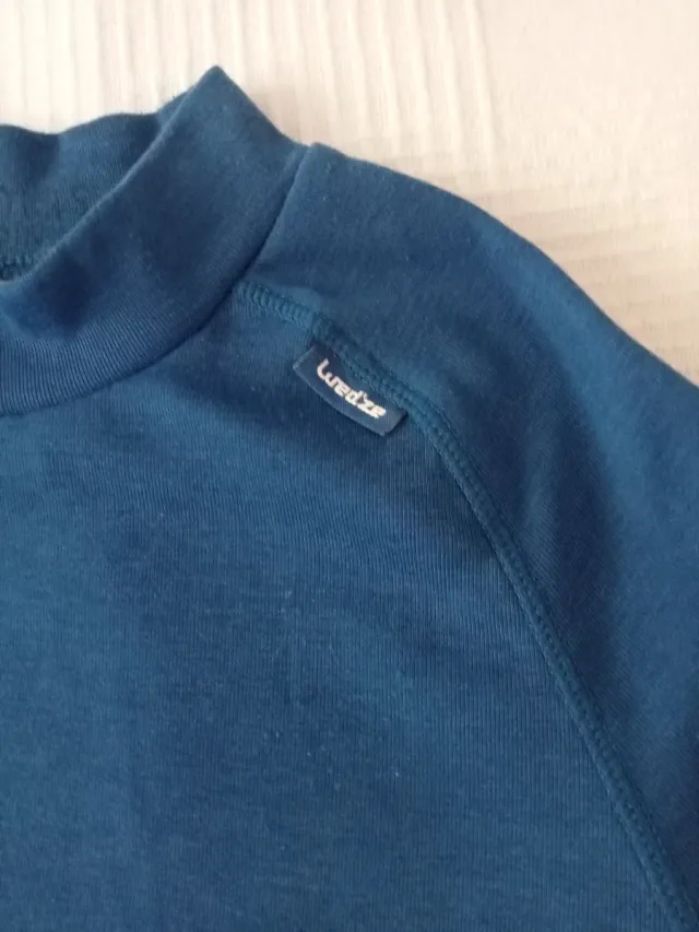 Camiseta polar azul cuello alto